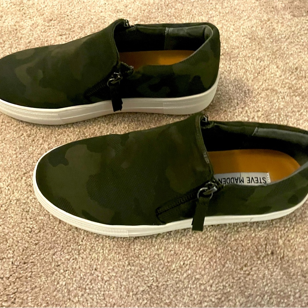 Steve Madden size 7 camo sneakers